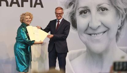 Esther García, con el diploma que acredita su Premio Nacional de Cinematografía que despliega el ministro José Guirao.