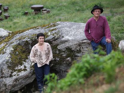 Lucía Ares y Toño González, en la Eira dos Mouros, la cima del castro de Toiriz, recuperado por la pareja y unos amigos para Silleda.