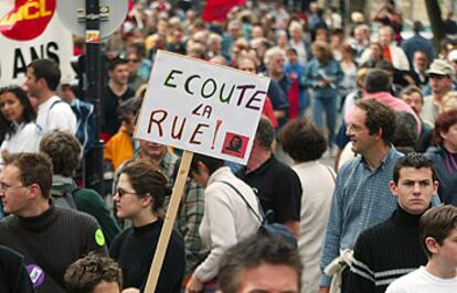 Aspecto de la protesta que tuvo lugar en las calles de Burdeos. En primer plano, una manifestante porta una pancarta con la leyenda: "¡Escucha a la calle!".