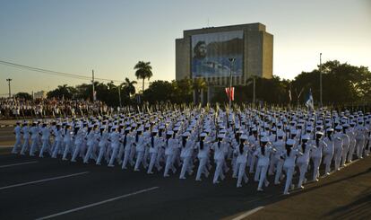 Con un guiño a la juventud y al relevo generacional, la Cuba oficialista encabezada por una cúpula ya octogenaria lanzó, en forma de masiva parada militar, un mensaje en el que proclamó la vigencia de una Revolución que quedó huérfana hace poco más de un mes por la muerte de su líder, Fidel Castro. En la imagen, soldados y militantes del partido marchan en una muestra de solidaridad y homenaje a Castro, en La Habana (Cuba).