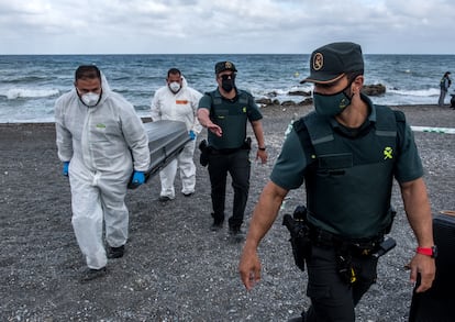 Levantamiento del cadáver, el pasado jueves, de un joven que murió ahogado intentando llegar a Ceuta.