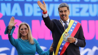 El líder chavista Nicolás Maduro saluda a sus seguidores junto a su esposa, Cilia Flores