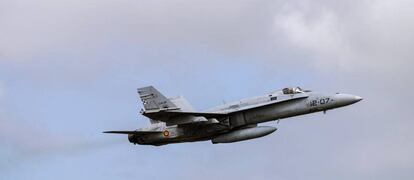 Un F-18 del Ej&eacute;rcito despega de la base canaria de Gando.