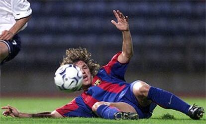 Puyol despeja la pelota durante un partido con el Barça.