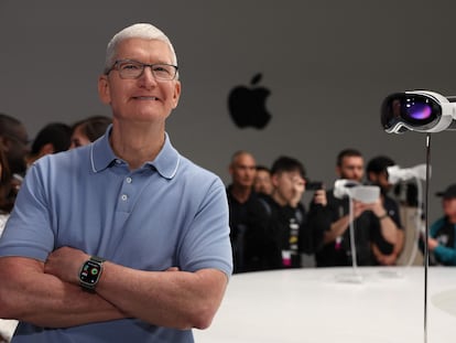 Tim Cook, presidente ejecutivo de Apple, posa junto a un modelo de las gafas Apple Vision Pro, tras la presentación del producto en la Apple Worldwide Developers Conference el 5 de junio.