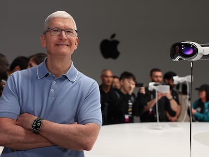 Tim Cook, presidente ejecutivo de Apple, posa junto a un modelo de las gafas Apple Vision Pro, tras la presentación del producto en la Apple Worldwide Developers Conference el 5 de junio.