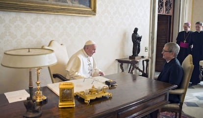 El Papa y el consejero delegado de Apple, Tim Cook, este viernes en El Vaticano.