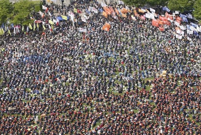 Miembros de la Confederación de Sindicatos de Corea del Sur (KCTU) participan en una marcha convocada con motivo del Día Internacional del Trabajo, este miércoles, en Séul (Corea del Sur). Cerca de 30.000 personas participaron en la protesta para pedir una reforma laboral que mejore las condiciones laborales.