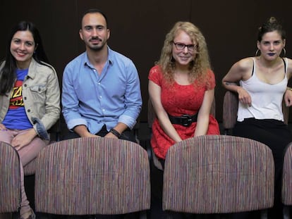 Los escritores ochenteros Liliana Colanzi, Carlos Fonseca, Jennifer Thorndike y Paulina Flores, en la Feria Internacional del Libro de Guadalajara.