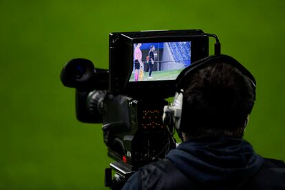 Una cámara de televisión durante un partido de fútbol.