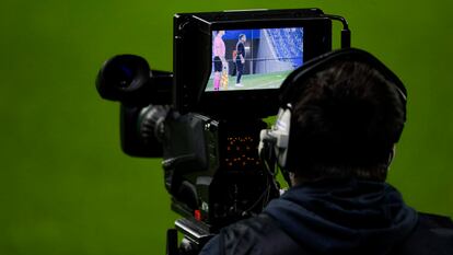 Una cámara de televisión durante un partido de fútbol.