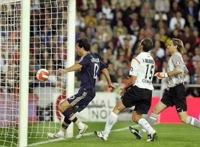 Van Nistelrooy marca el segundo gol de Madrid, con Helguera y Hilldebrand detrás.