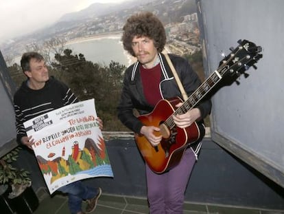 Sergio Cruzado (izquierda), responsable del Kutxa Kultur Festibala, junto al músico Iñigo Cabezafuego.