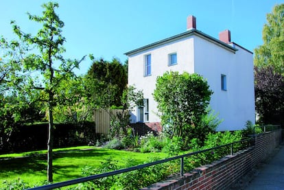 Exterior de Tautes Heim, un casa de huéspedes instalada en un edificio rehabilitado dentro del complejo residencial berlinés La Herradura, del urbanista Bruno Taut (1880-1939).