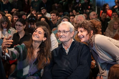Two female spectators from the audience who attended Martin Parr's talk in Barcelona take a selfie with the English photographer.