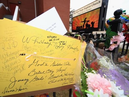Mensajes y flores dejados por fans de Whitney Houston a las puertas de la iglesia donde comenzó a cantar, en Nueva Jersey.