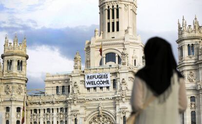 Pancarta colocada por el Ayuntamiento de Madrid en agosto de 2015 en la fachada del Palacio de Cibeles con la leyenda 'Refugees Welcome' (Bienvenidos, refugiados).