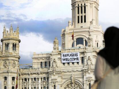 Pancarta colocada por el Ayuntamiento de Madrid en agosto de 2015 en la fachada del Palacio de Cibeles con la leyenda 'Refugees Welcome' (Bienvenidos, refugiados).