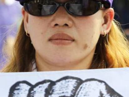 Trabajadores tailandeses marchan para conmemorar el Día del Trabajo en la Plaza Real de Bangkok (Tailandia) hoy.