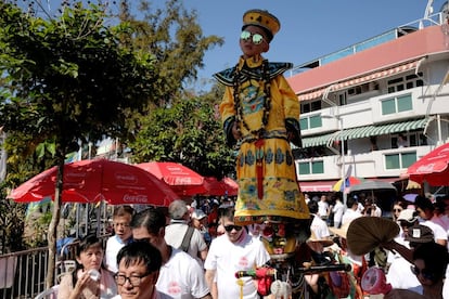 Un niño participa en el desfile del festival Cheung Chau.   