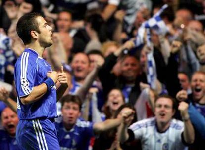 Joe Cole celebra su gol del miércoles al Liverpool.