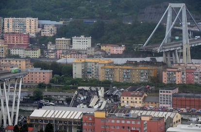 Tramo derrumbado en el puente Morandi.