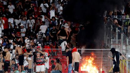 Hinchas de Colo Colo provocan disturbios en la tribuna durante la final de la Supercopa 2024 del fútbol chileno, en el Estadio Nacional Julio Martínez Prádanos en Santiago, el 11 de febrero de 2024.
