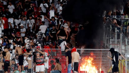 Hinchas de Colo Colo provocan disturbios en la tribuna durante la final de la Supercopa 2024 del fútbol chileno, en el Estadio Nacional Julio Martínez Prádanos en Santiago, el 11 de febrero de 2024.