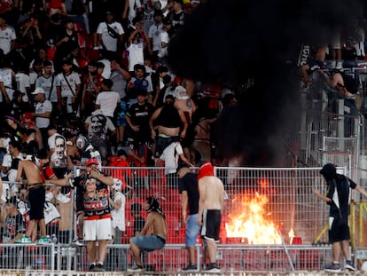 hinchas de Colo Colo provocan incidentes en el Estadio Nacional