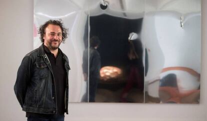 Kader Attia junto una de sus obras que pueden verse en la Fundación Miró.