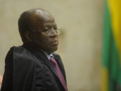El magistrado Joaquim Barbosa (i), juez instructor del proceso que se sigue en el Tribunal Supremo de Brasil contra 38 acusados de asuntos de corrupción denunciados en 2005, durante el Gobierno de Luiz Inácio Lula da Silva. EFE/Archivo