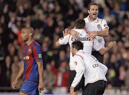 Baraja, Marchena y Albiol celebran el pase a la final. A su lado, Henry.