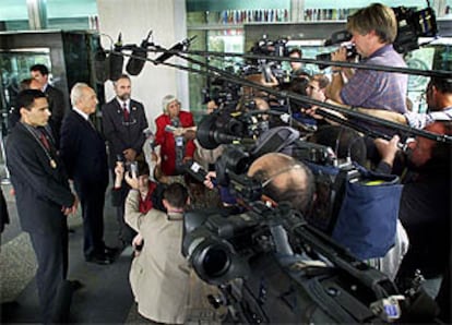 El ministro israelí de Exteriores, Simon Peres, habla con la prensa tras su reunión con Colin Powell.