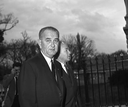 El presidente Lyndon B. Johnson deja la Casa Blanca de camino a sus viejas oficinas de la vicepresidencia, en noviembre de 1963.