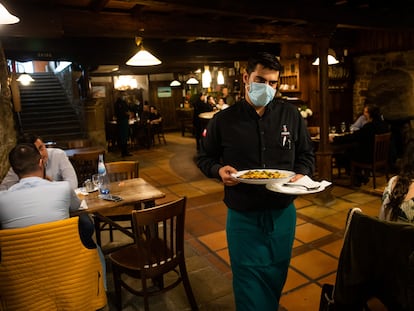 Un camarero en el restaurante O Dezaseis, en Santiago de Compostela.