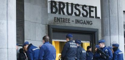 Efectivos de la policía belga detienen a varias personas en la estación central de autobuses de Bruselas, Bélgica.