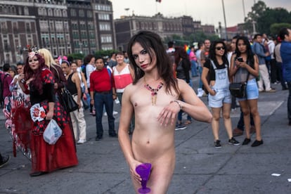 Un manifestante en el Zócalo de Ciudad de México