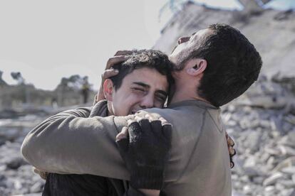 Idlib, 2020. Dos hermanos se abrazan y lloran la muerte de su madre y su hermano mayor por en un ataque aéreo que golpeó su casa. <br><br> <i> “Cada vez que tenía que cubrir un ataque aéreo, recordaba el día en que mi hermano Amer fue asesinado por los misiles que bombardearon nuestra ciudad. Cuando fui a cubrir el bombardeo aéreo de la localidad de Sarmin, vi una escena que se repite una y otra vez. Edificios convertidos en escombros, gente llorando por el horror de lo sucedido. El mismo sentimiento que experimenté cuando Amer fue asesinado. La misma escena sigue repitiéndose y no sabemos cuándo terminará”. </i> <br>