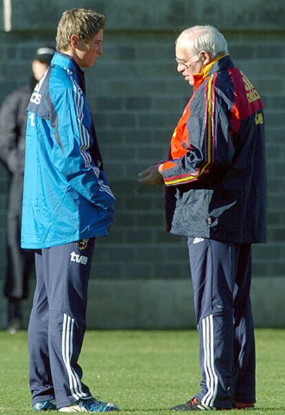 Luis Aragonés conversa con Fernando Torres en el entrenamiento de ayer.