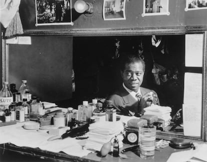 Louis Armstrong, en un camerino de un club de Nueva York en julio de 1946. <i>Mr Jazz</i> solo cobraba por sus textos, por lo que buscaba disparos certeros para no perder dinero con las fotos (Colección Gottlieb/ Biblioteca del Congreso de EE UU).