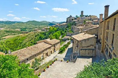 De su historia como villa fronteriza entre los reinos de Navarra y Aragón quedan vestigios como el castillo fortificado o la judería, el actual barrio alto. En Sos del Rey Católico nació en 1452 el rey Fernando II de Aragón. Sus casas de piedra, sus fachadas con sillares y escudos y sus ventanas góticas y renacentistas, con aleros de madera, sirvieron de escenario de la película ‘La Vaquilla’, de Luis García Berlanga, y de la serie <a href="https://elviajero.elpais.com/elviajero/2018/05/17/actualidad/1526552890_417184.html" target="_blank">'La catedral del mar’</a>.