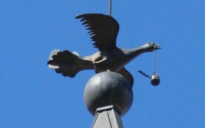 Podria portar-los ací. Davant el pardalot... Dir-los que l’àguila amb el tinter i la ploma a la boca emprendria el vol en qualsevol moment.