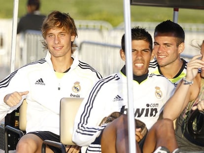 Sergio Canales (a la izquierda), junto a los canteranos Juanfran y Nacho durante la concentración del Madrid en Los Ángeles.