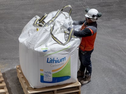 Un trabajador revisa bolsas que contienen polvo de carbonato de litio, en Antofagasta (Chile), el 25 de octubre de 2022.