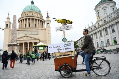 Un simpatizante de Los Verdes hace campaña el jueves en Potsdam (Alemania)