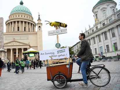 Un simpatizante de Los Verdes hace campaña el jueves en Potsdam (Alemania).