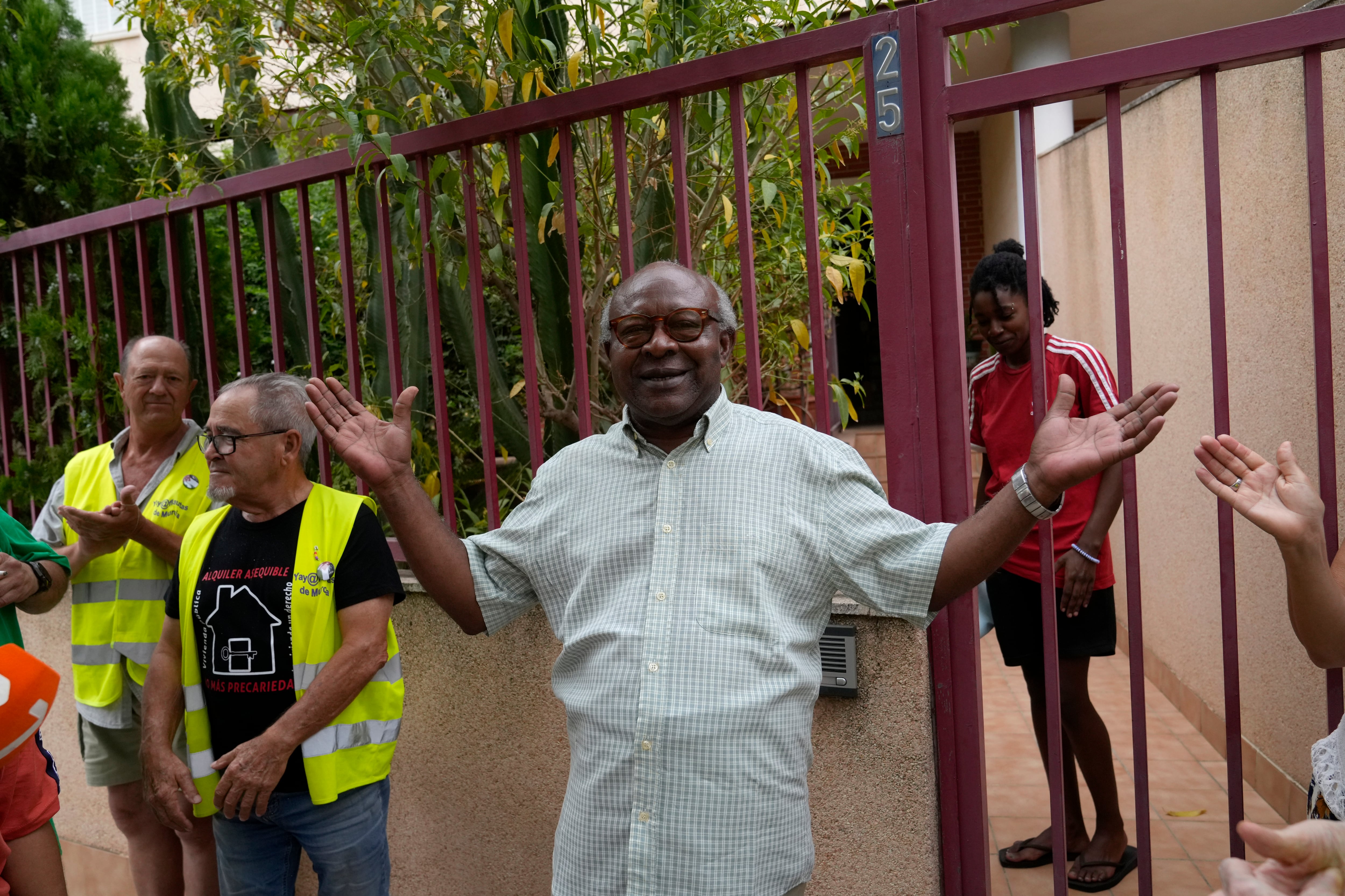 El intelectual ecuatoguineano Donato Ndongo logra un nuevo aplazamiento de su desahucio