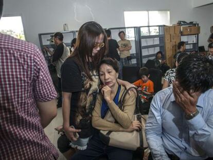 Familiars dels passatgers del QZ8501 esperen notícies a l'aeroport de Surabaya.