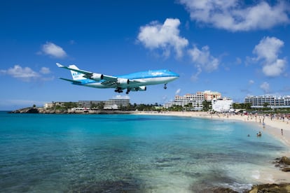 El aeropuerto <a href=" https://www.sxmairport.com/" target="_blank"> Sint Maarten </a> bate récords en Instagram. ¿La razón? En el último tramo de aproximación a la pista, los aviones pasan en vuelo casi rasante sobre la playa de Maho. La isla de San Martín forma parte de las islas de Sotavento del mar del Caribe. Pertenece a dos países distintos, ya que está divida en una zona norte francesa (llamada Saint-Martin) y una zona sur holandesa (llamada Sint Maarten).