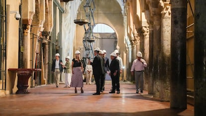 La consejera de Cultura y Deporte de la Junta, Patricia del Pozo, visita los trabajos de restauración de la Mezquita-Catedral de Córdoba.